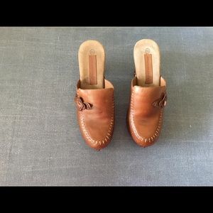 American Eagle brown leather clogs